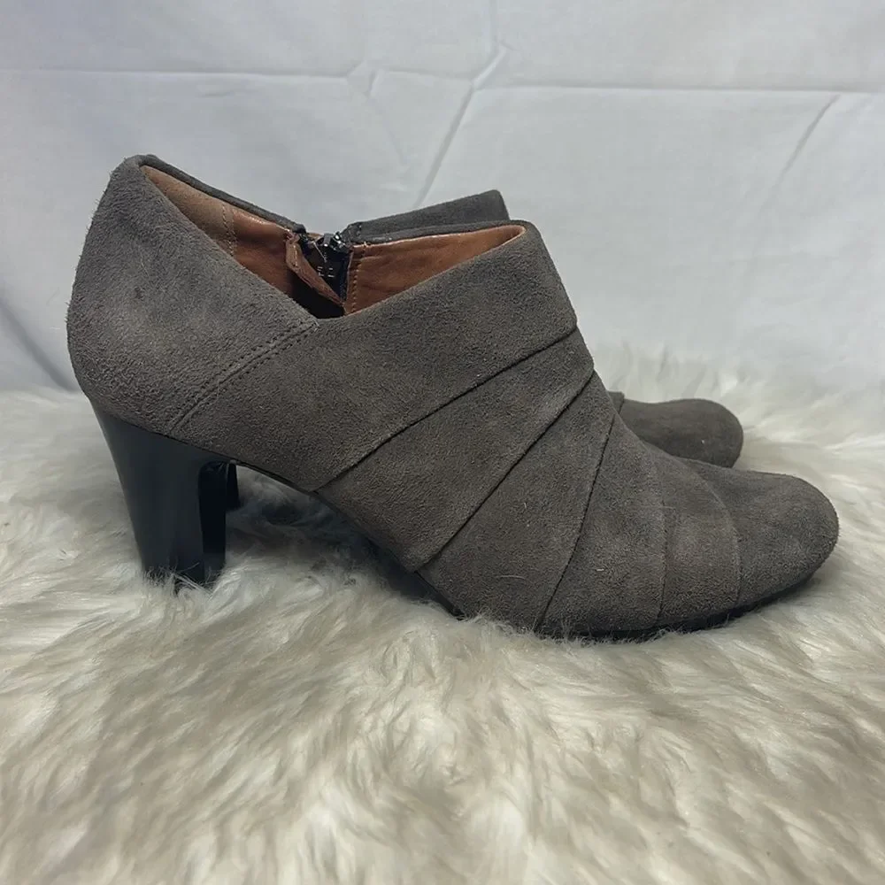 Clark's Artisan‎ Society Gown II Pleated Brown Suede Zip Heels Sz 7.5